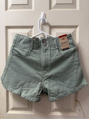 💚 Levis’s High Waisted Mom Shorts - Size 29